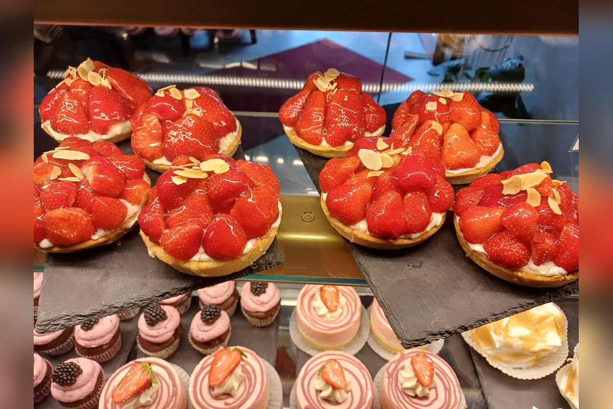 Frische Erdbeer-Tartlets in der Tortenvitrine des Café am Markt in Jena