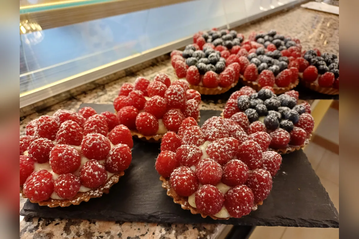 Tartlets mit frischen Himbeeren und Heidelbeeren und Puderzucker vom Café am Markt in Jena