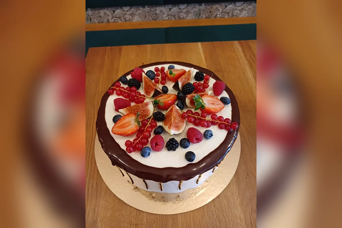 Torte mit Schokoladen-Drip, frischen Feigen, Erdbeeren und Johannisbeeren vom Café am Markt in Jena