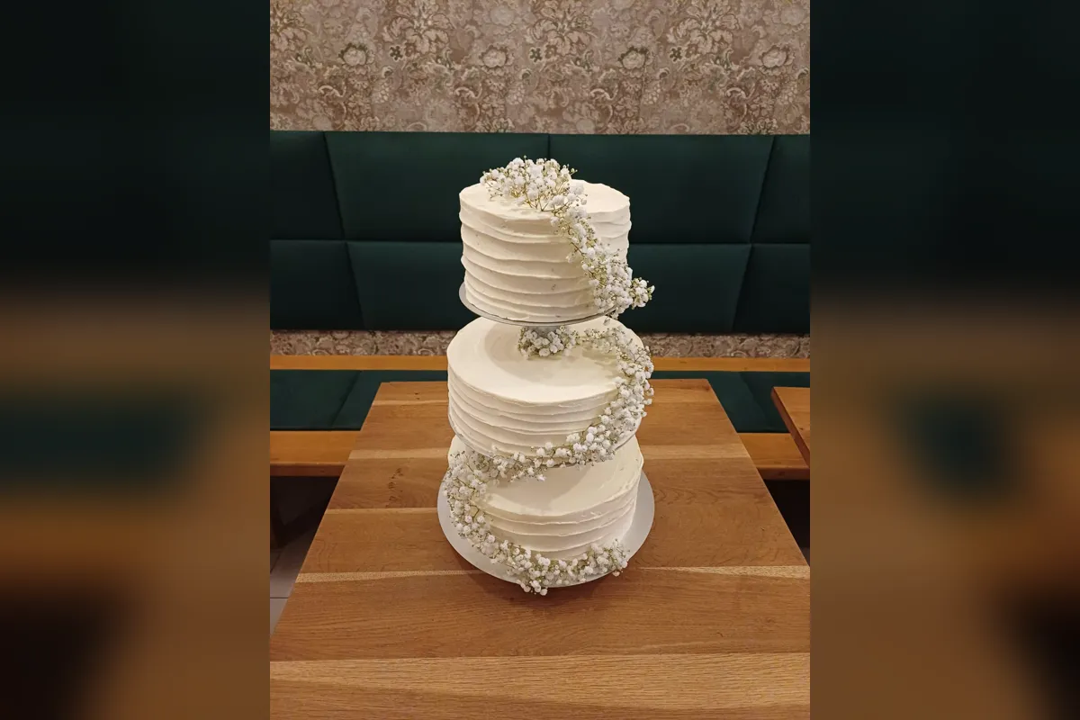 Dreistöckige Hochzeitstorte mit Sahne und Schleierkraut vom Café am Markt in Jena